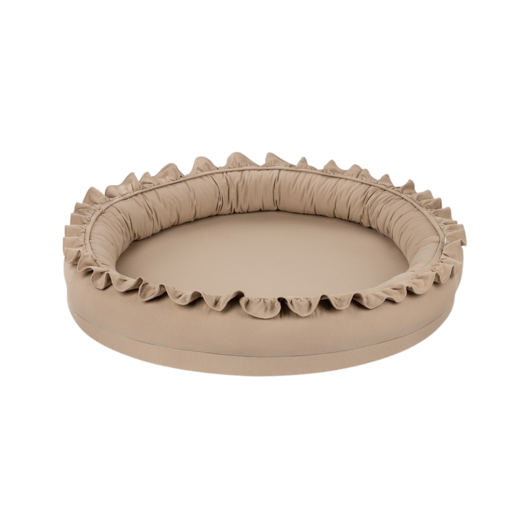 Leikhreiður með pífu 90 cm - CAPPUCHINO